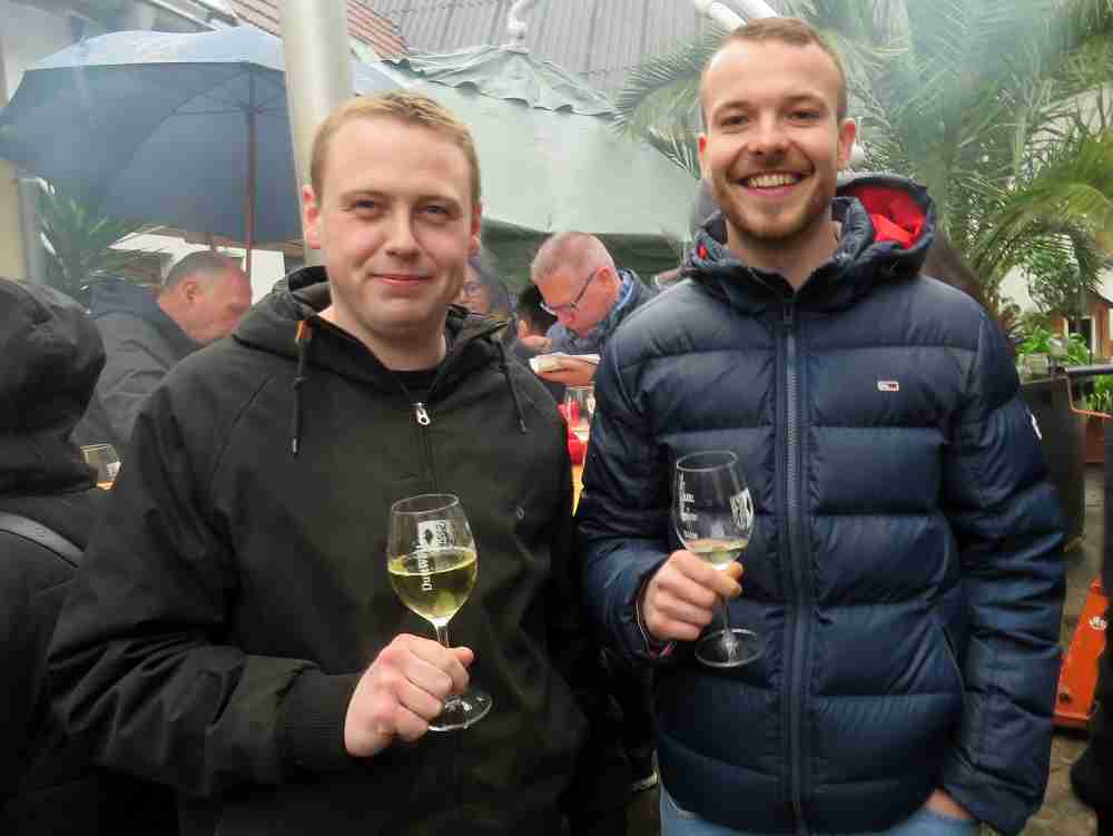 Zwei sichtlich zufriedene Weinkenner im Weingut Rösch