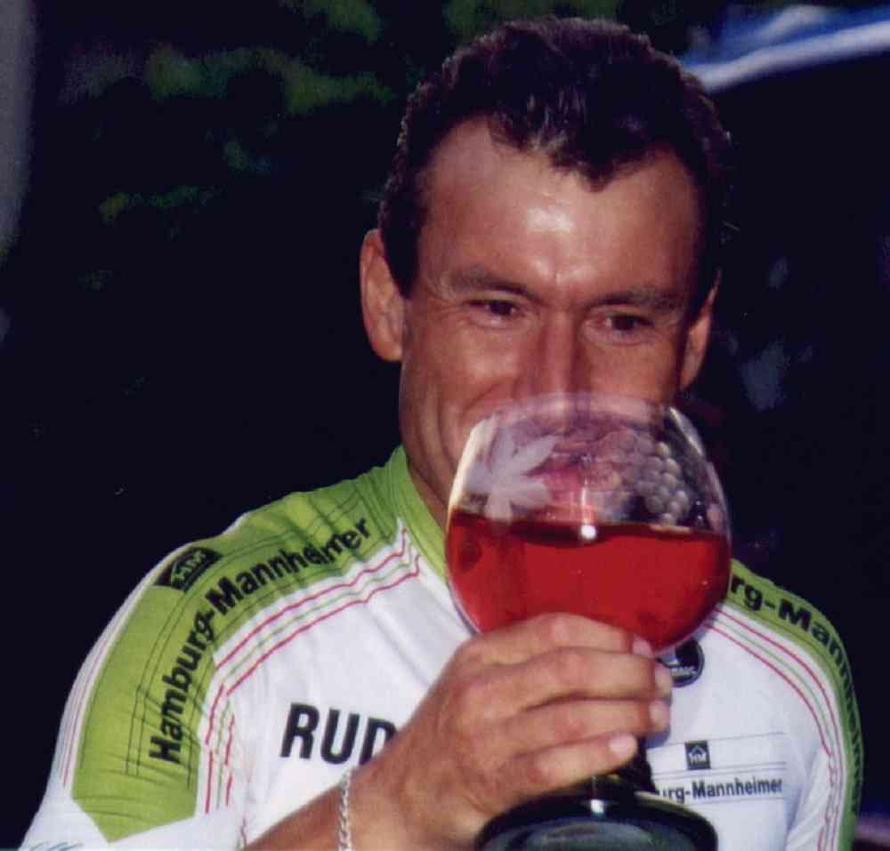 Siegerehrung C-Klasse Ernst Hesselschwerdt nimmt einen kräftigen Schluck Wein