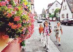 Haben wahrscheinlich noch wenig Kummer mit ihrem Ortsteil: Julia, Celin und Sarah (von links), unterwegs in der Dudostraße in Duttweiler -FOTO:LM