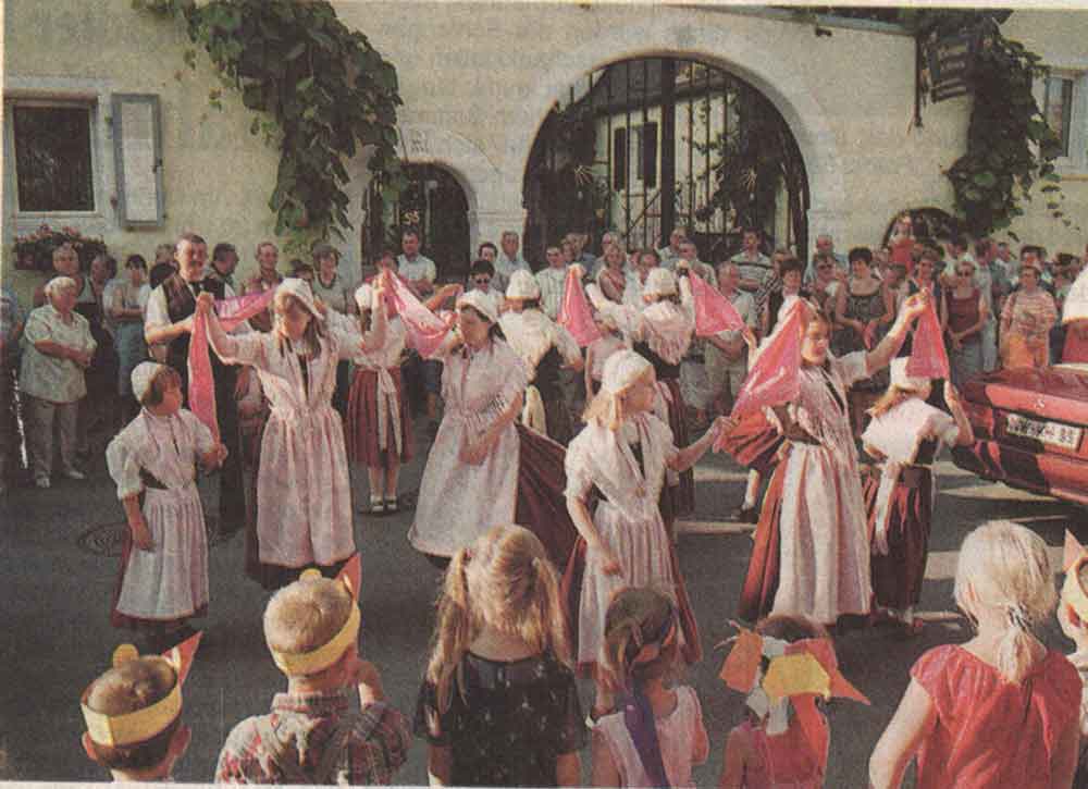 Kerwe 2005 - Die Trachtengruppe tanzte bei der Eröffnung
