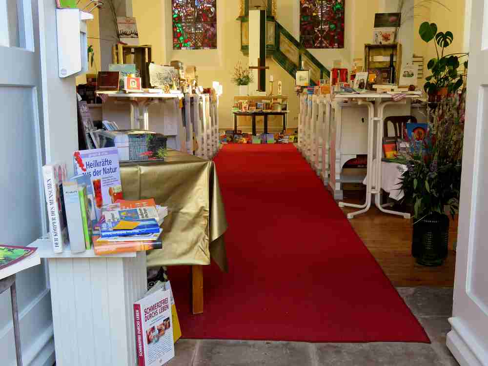 Wieder eine Kirche voller Bücher beim Bücherflohmarkt