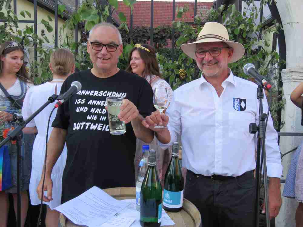 Fritz Rösch aus Hockenheim und Ortsvorsteher Kay Lützel haben demonstriert, wie man einen Schorle mixt