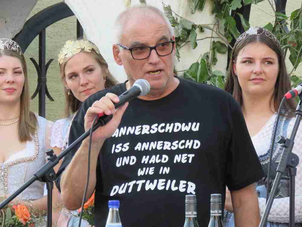 Fritz Rösch aus Hockenheim hat seine Grußbotschaft auf dem T-Shirt